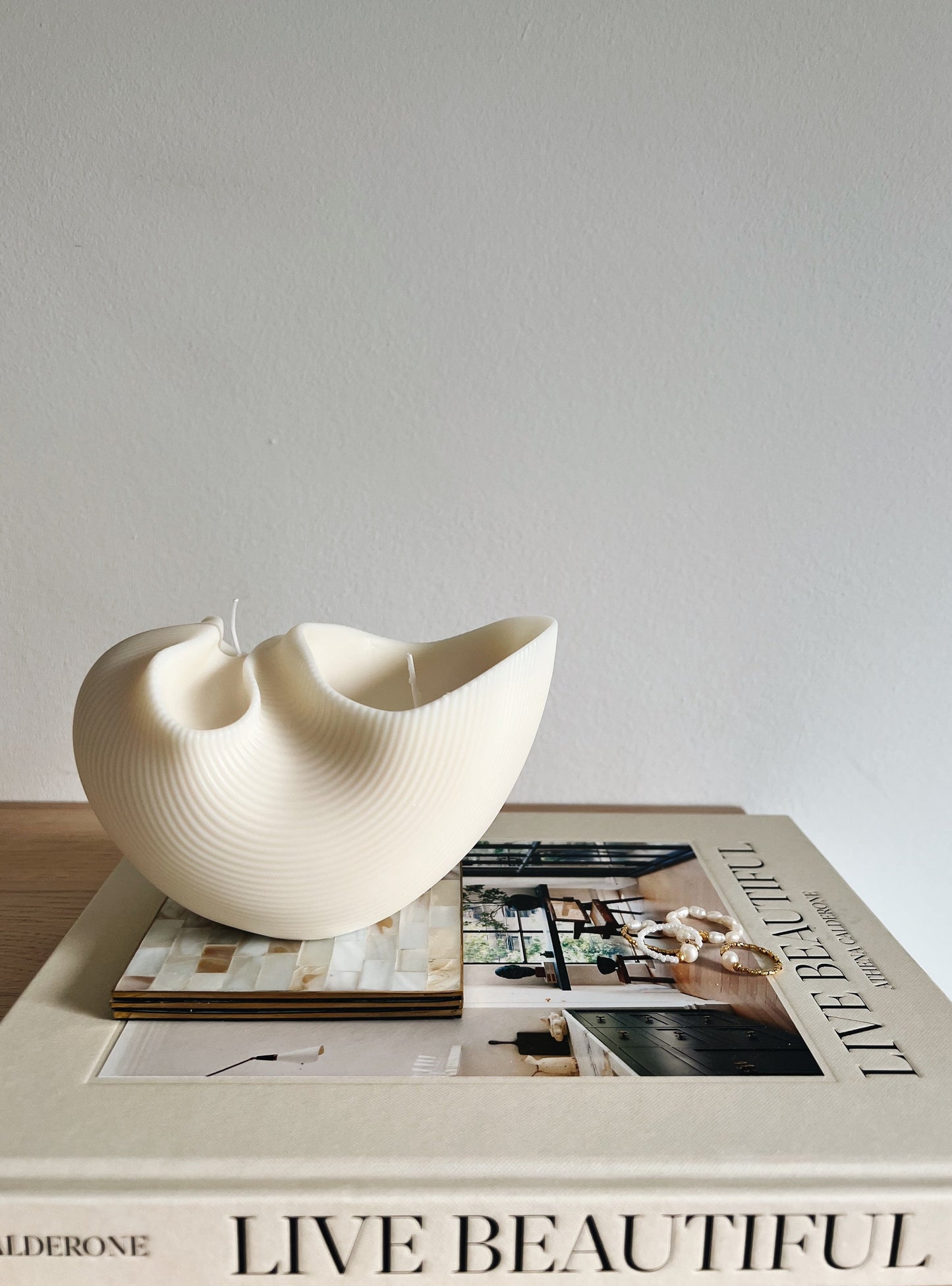 Muschelförmige Formkerze PIPPA, aus Rapswachs, weiß, H 10 cm
