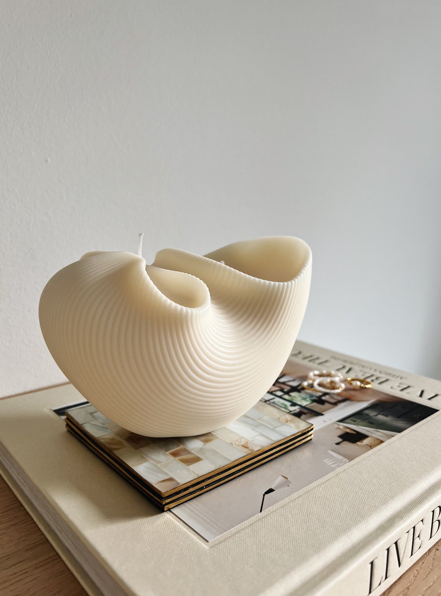 Muschelförmige Formkerze PIPPA, aus Rapswachs, weiß, H 10 cm