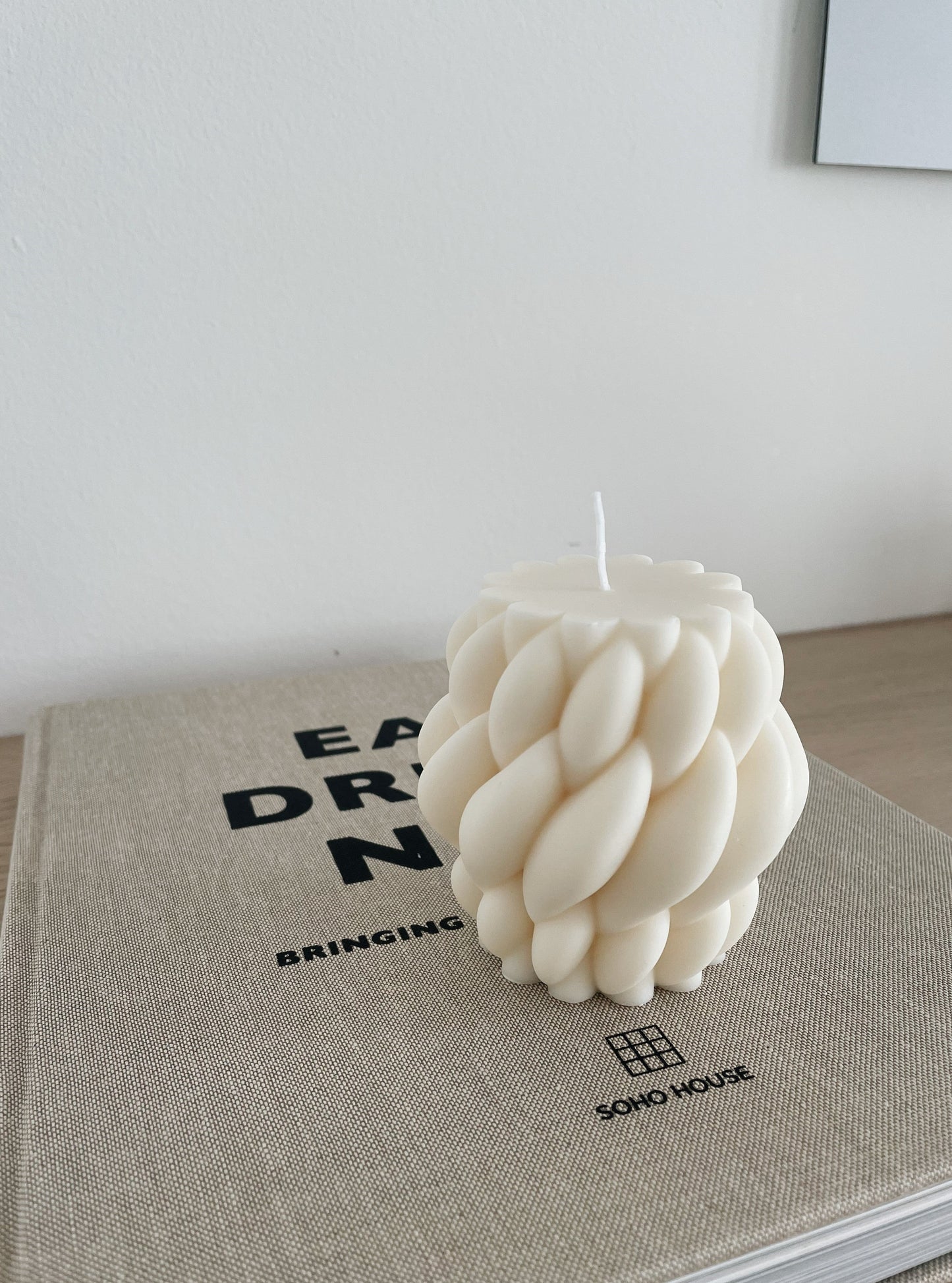 Geknotete Formkerze KARLA, aus Rapswachs, weiß, H 9 cm