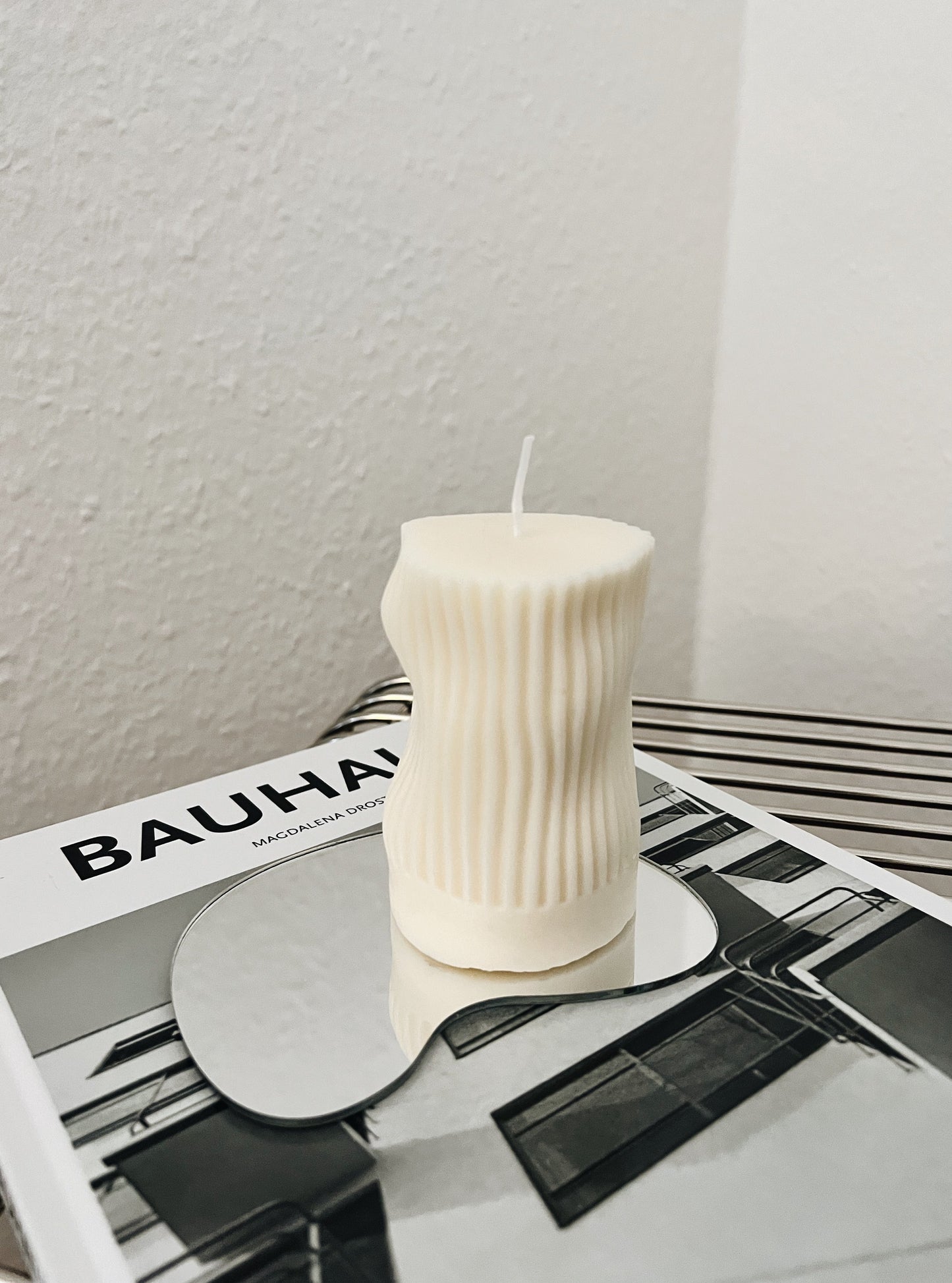 Asymmetrische Formkerze OSKAR, aus Rapswachs, weiß, H 9,5 cm