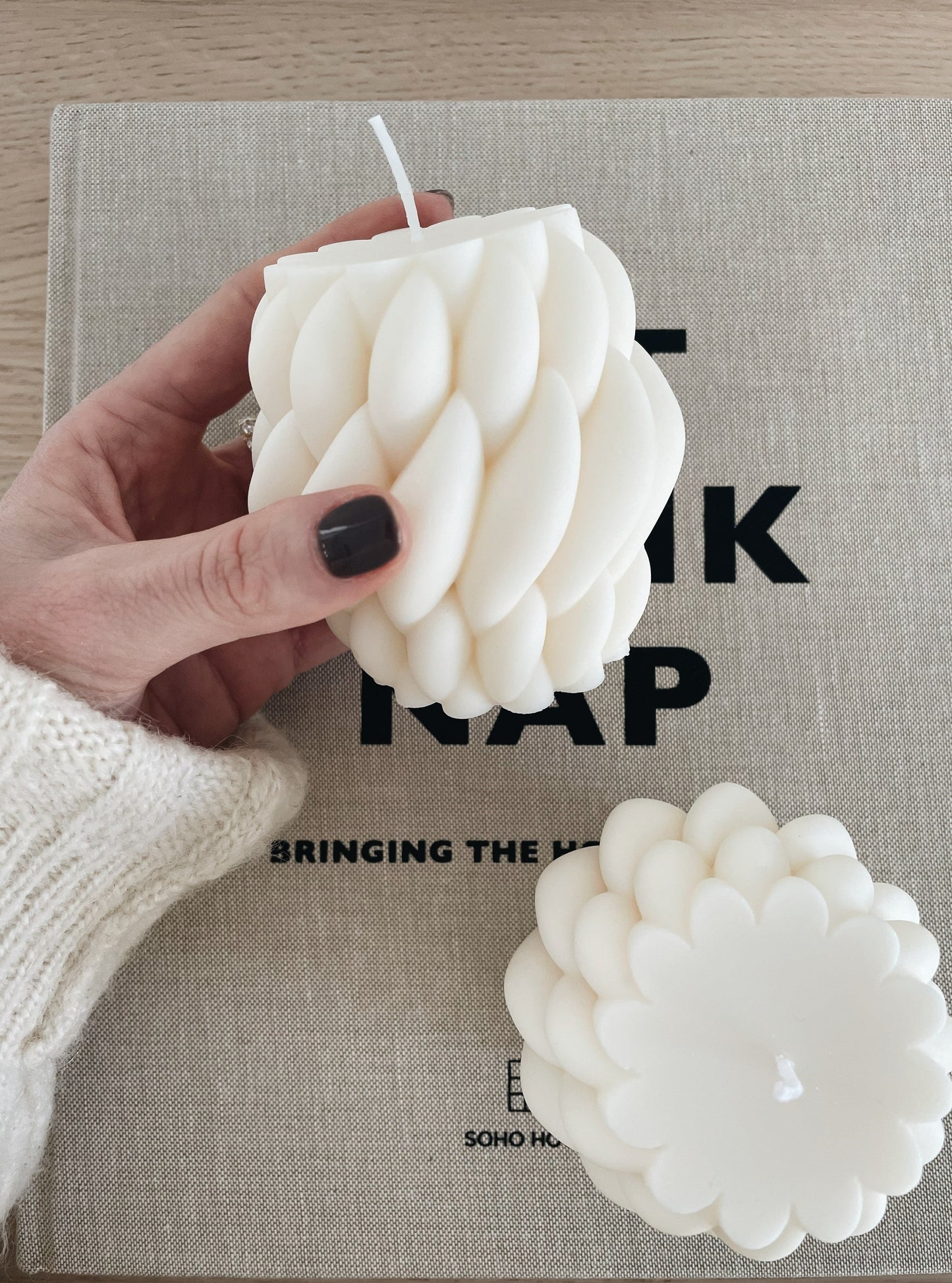 Geknotete Formkerze KARLA, aus Rapswachs, weiß, H 9 cm