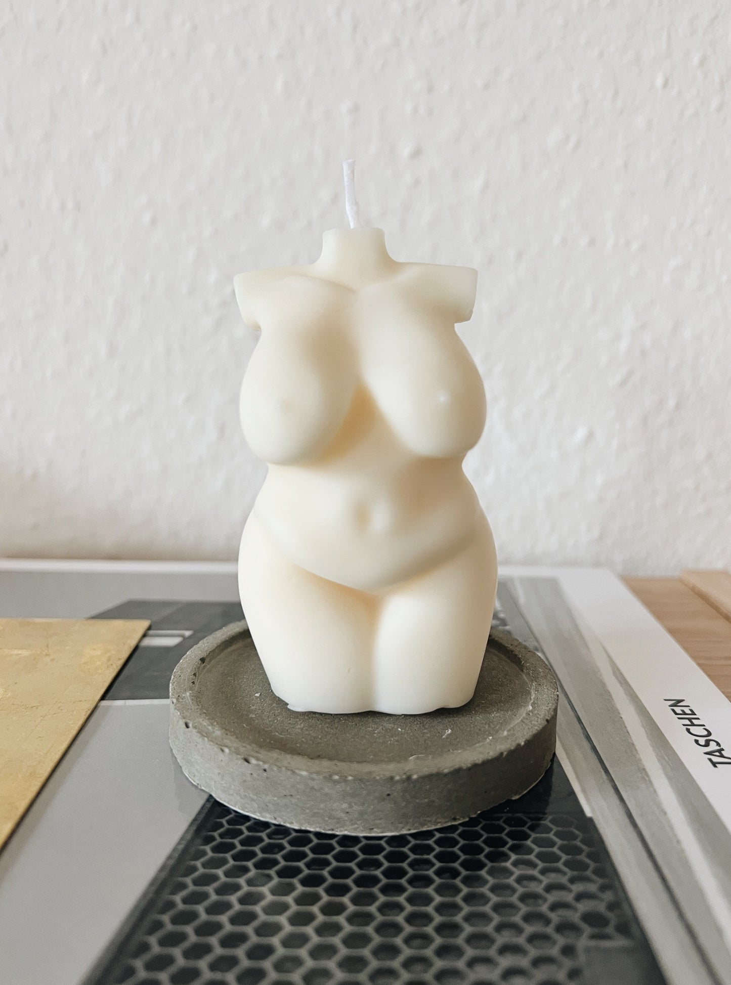 Weibliche Körperform WILMA, aus Rapswachs, weiß, H 9 cm